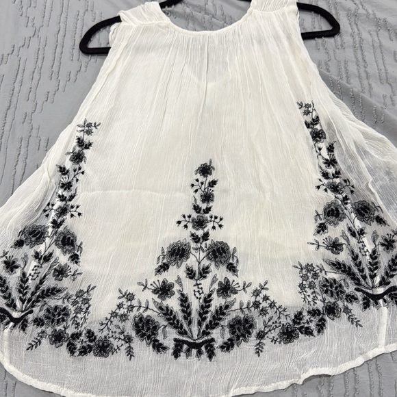 Free People Small Elegant White and Black Floral Women's Top EUC - Picture 3 of 8